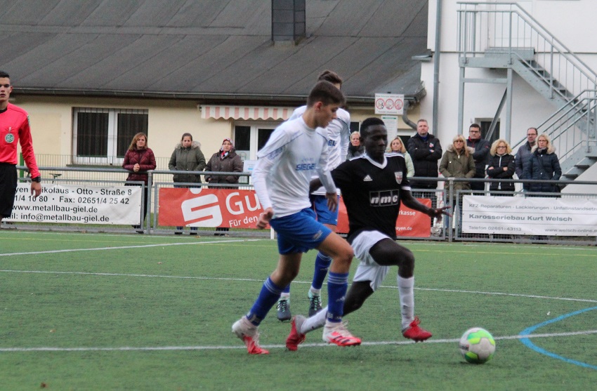 Ben Krmer im Zweikampf mit Seedy Cessey (Foto: JSG Wisserland)