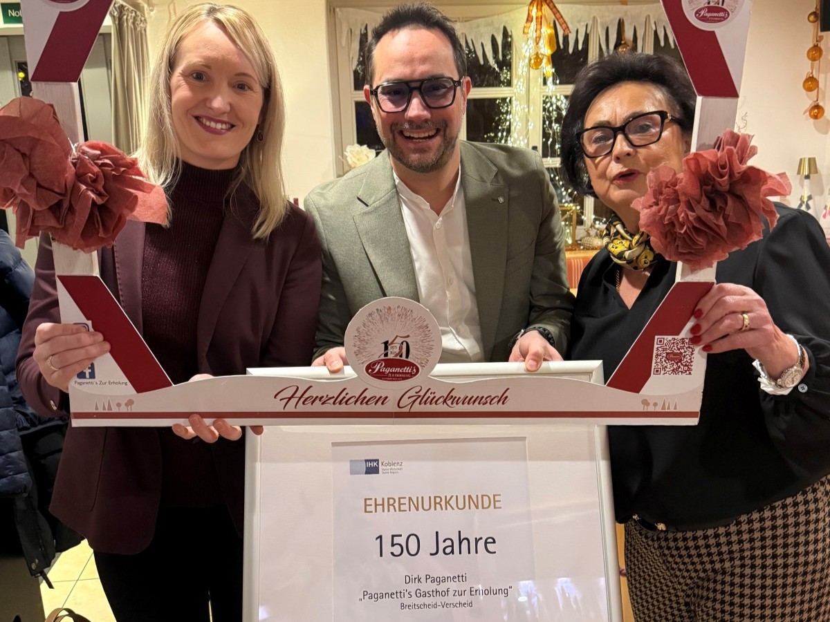 IHK berreicht Jubilumsurkunde an den "Paganettis Gasthof Zur Erholung" in Breitscheid-Verscheid (Foto: Julia Lanzerath/Paganetti