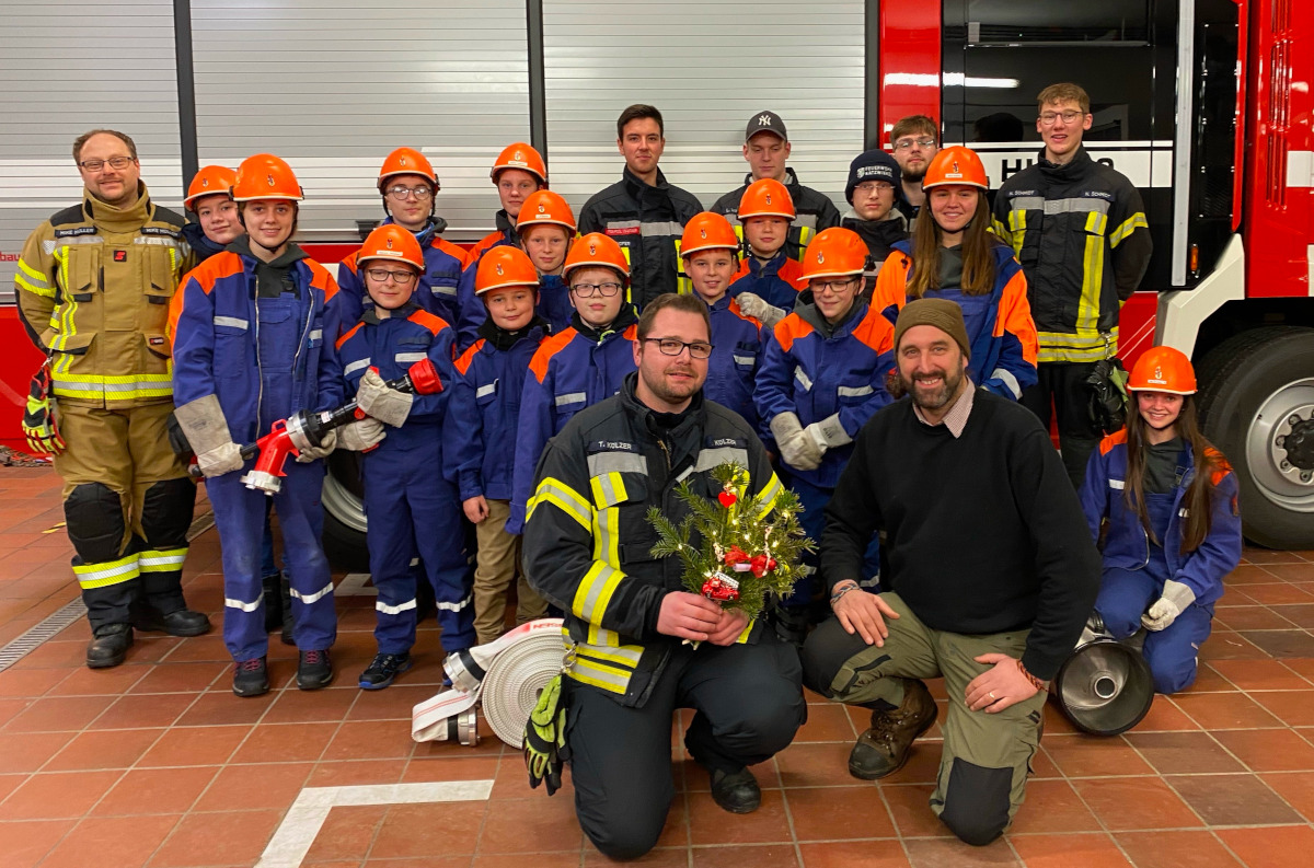 Die Spende aus der Aktion "Weihnachtsbaum mit Herz" von Hoffmann Holz geht an die Jugendfeuerwehr Katzwinkel. Vorne links: Jugendwart Tim Klzer und Michael Hoffmann (vorne rechts). (Foto: KathaBe) 

