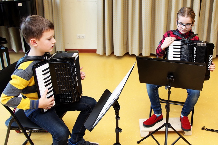 Angelina Lokay und Daniel Wall aus Wissen, Schler der Kreismusikschule in der Akkordeonklasse von Michael Wagner, erreichten als Akkordeon-Duo beim Regionalwettbewerb Jugend Musiziert 2020 die Hchstpunktzahl. (Foto: Hans-Peter Metternich)