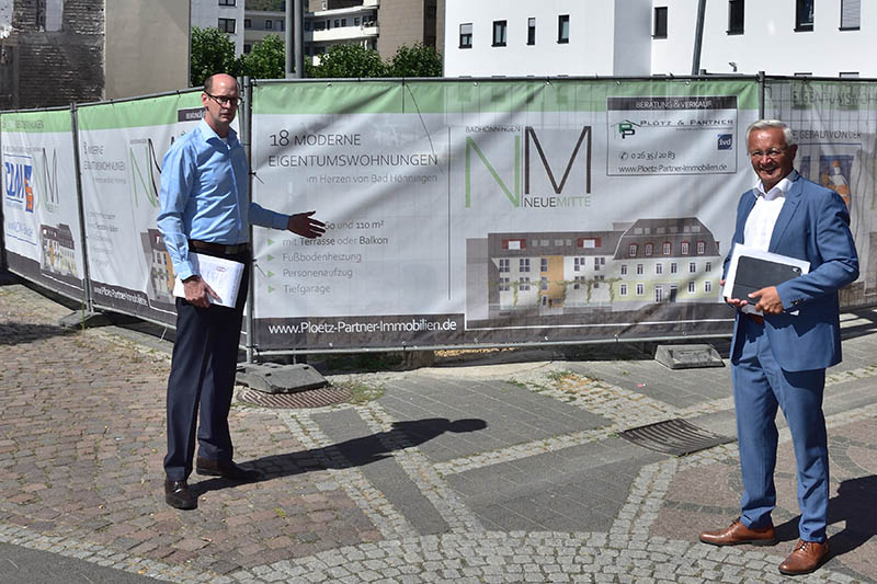 Gemeinsam mit Landrat Achim Hallerbach besichtigt Jan Ermtraud (links) die Baustelle des ehemaligen Hotels Rssel in Bad Hnningen. Foto: privat