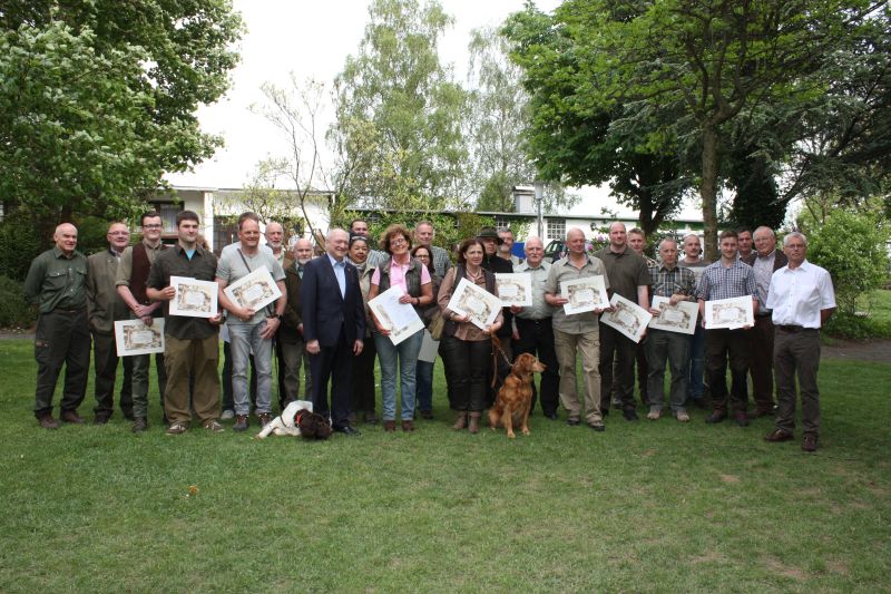 Die erfolgreichen Jungjger und Jungjgerinnen zusammen mit dem Prfungskommitee und Landrat Michael Lieber Foto: jkh