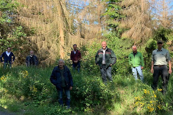 Forstamtsleiter Uwe Hoffmann und Revierleiter Thomas Tullius setzten Vertreter des Stadtrates Unkel ber den Zustand des heimischen Waldes ins Bild. Das Foto dazu nahm Stadtbrgermeister Gerhard Hausen hchstpersnlich auf. Foto: privat