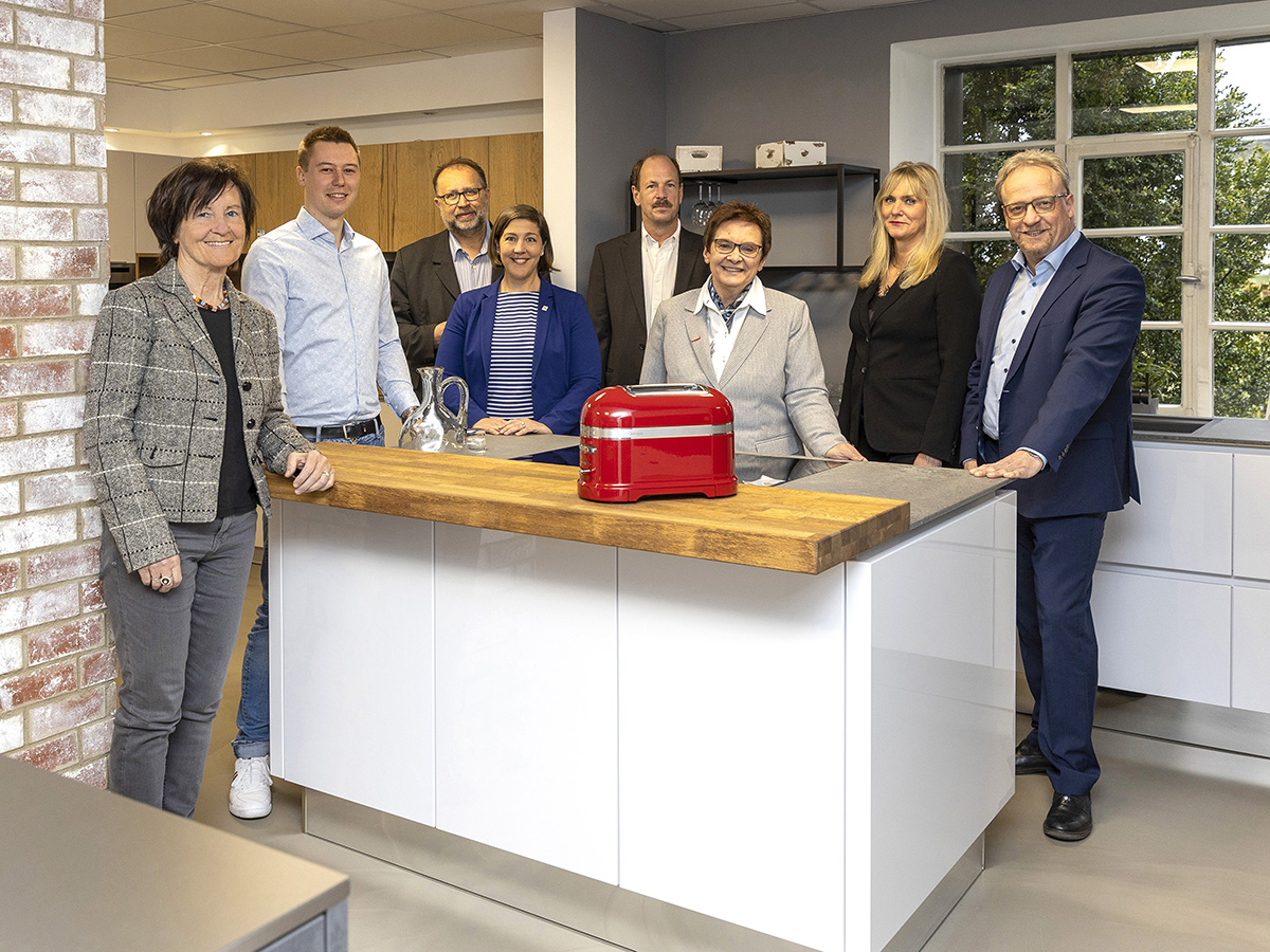 Veranstalter und Gastgeber des Jahresempfangs der Westerwlder Wirtschaft 2022 (v.l.n.r.): Brbel Labonte, Julian Gro, Richard Hover, Katharina Schlag, Christof Goebels, Elisabeth Schubert, Judith Goebels, Dirk Brtz. Foto: Privat