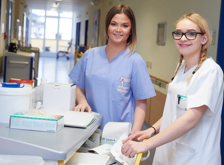 Zusammenarbeit ab dem ersten Tag:  die frhere Jahrespraktikantin Sarah Femu (links) und Alisa Brcker, Auszubildende zur Gesundheits- und Krankenpflegerin. (Foto: Evangelisches Krankenhaus Dierdorf/Selters)