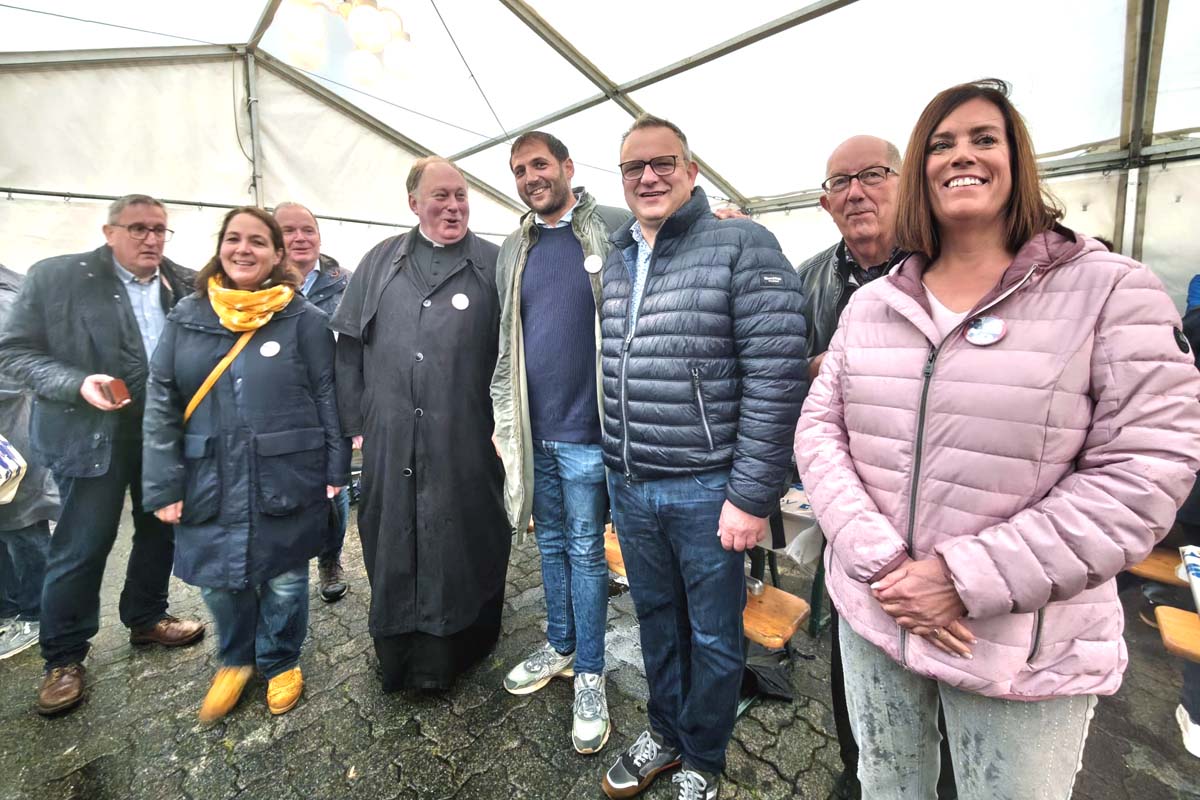 Aufgrund des Wetters fand die Erffnung im Kuchenzelt statt - Schirmherr Julian Schmitz-Avila (Mitte) freute sich mit den Verantwortlichen