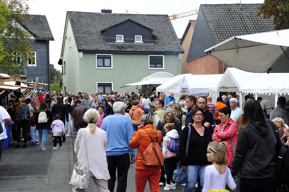 Bereits frh fllte sich das Jahrmarktgelnde (Bilder: kk)