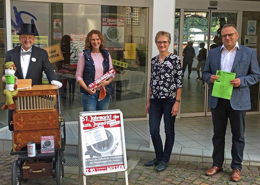 Schon in den ersten Stunden nach Erffnung waren etliche Besucher in den Jahrmarktsladen gekommen, zur Freude der Mitarbeiter. Sie hatten die Tr des Jahrmarktsladens aufgeschlossen, von rechts Brgermeister Berno Neuhoff, Walburga Heidemann, Elke Leonards und Drehorgelspieler Harald Heidemann. (Foto: J. Bender)