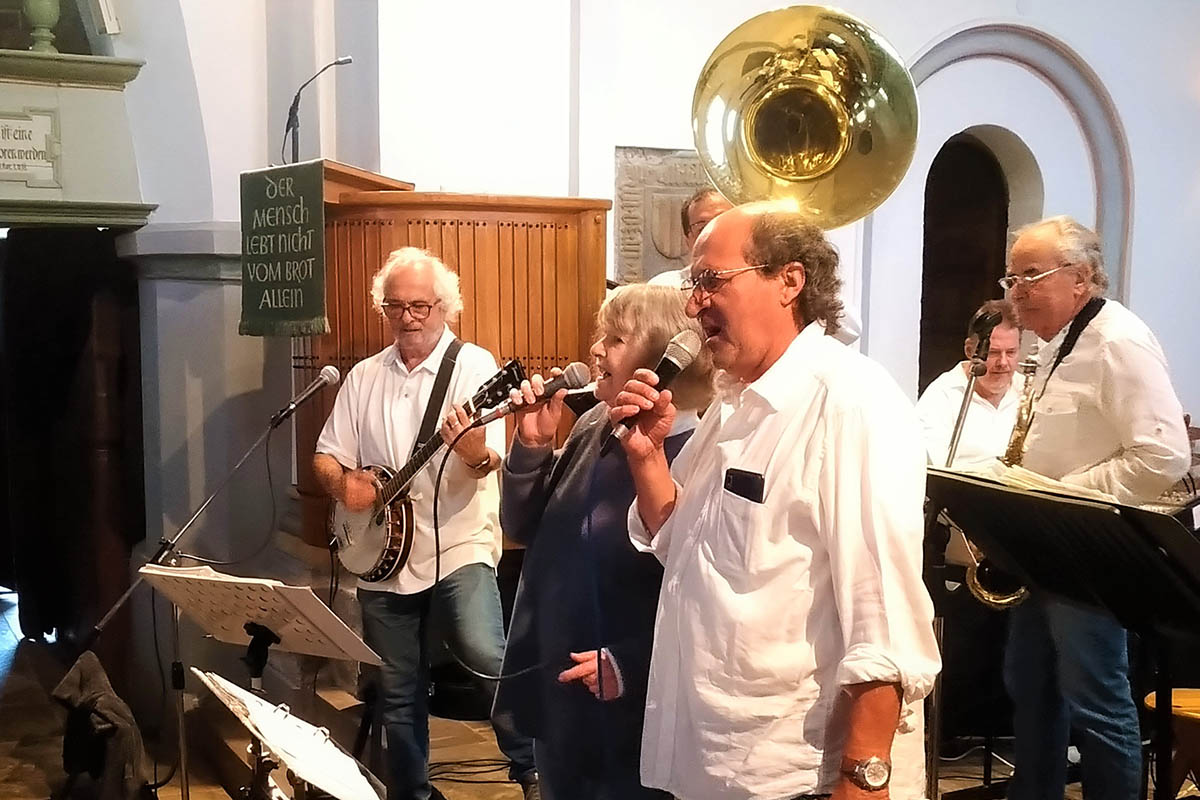 Jazzband Schrglage lie Publikum in der Kirchenbank mitwippen