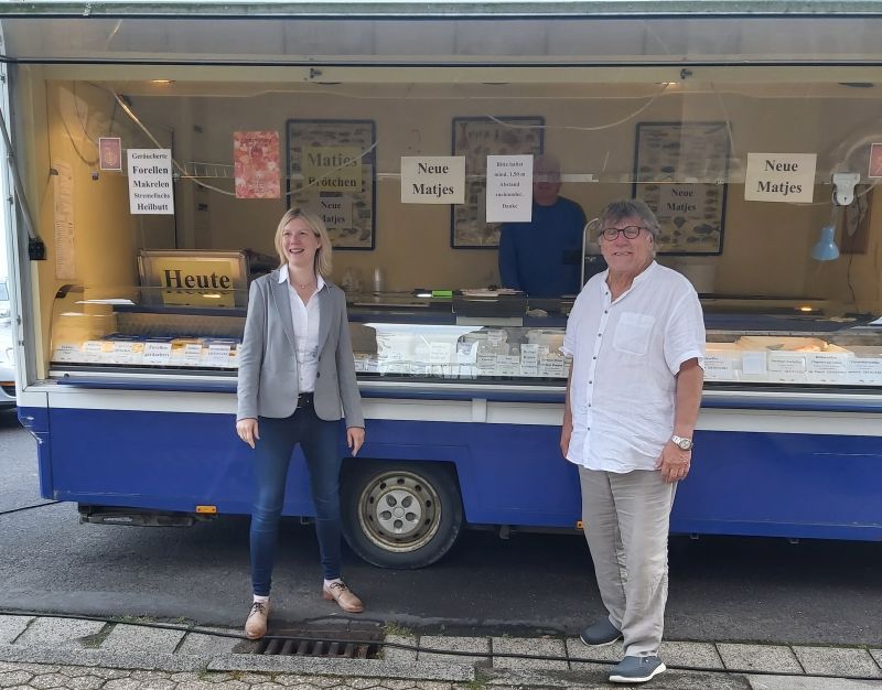 Jenny Gro und Brgermeister Roland Lorenz auf dem Wochenmarkt in Caan. Foto: privat