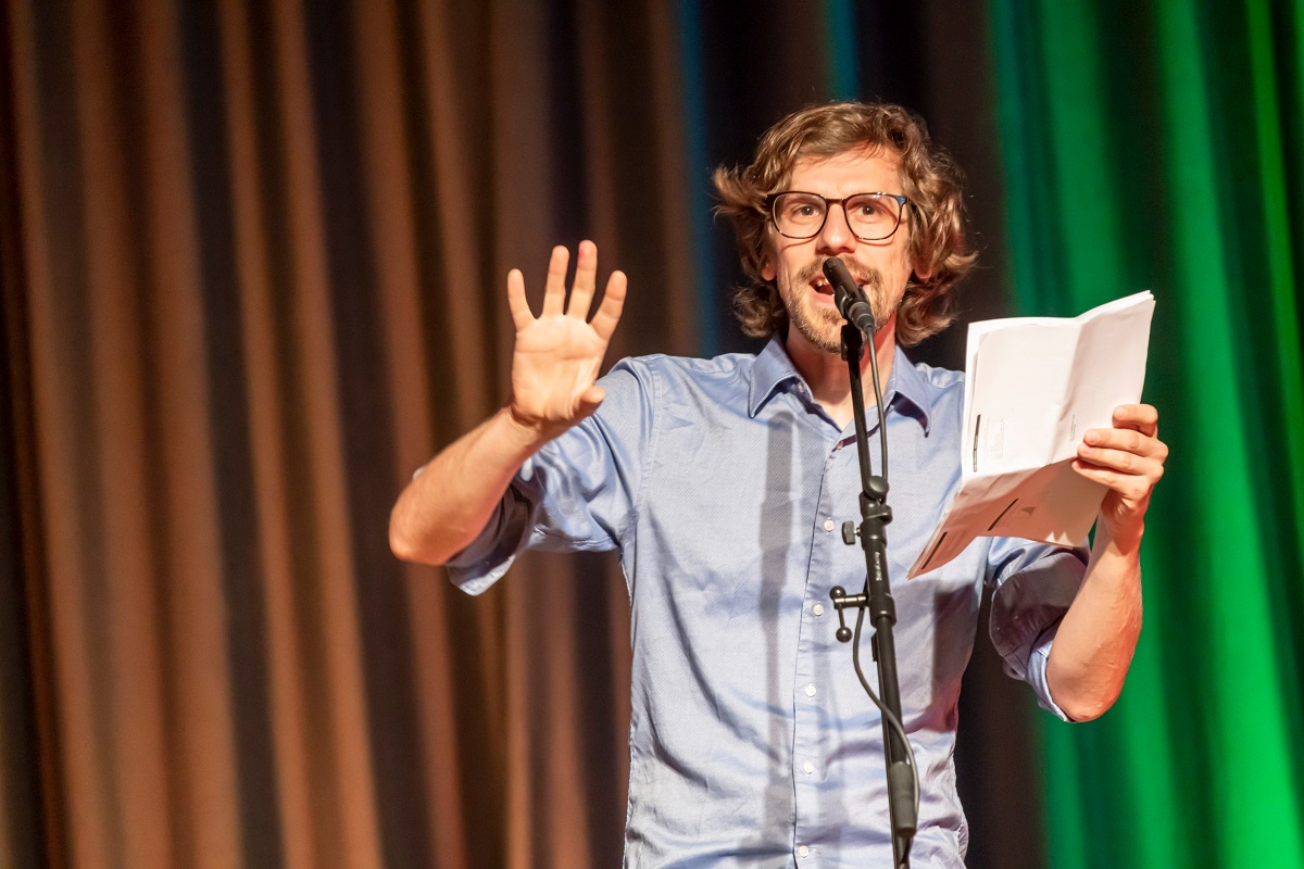 Jesko Habert, selbst Poetry Slamer, ist einer der Moderatoren des Abends. (Foto: privat)