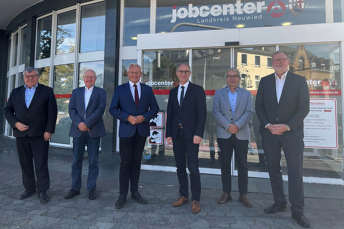 Theo Kreyer (3. von rechts) ist der neue Leiter des Neuwieder Jobcenters. Eine gute Hand bei der Erfllung der Aufgaben wnschten ihm (von links) Beigeordneter Michael Mahlert, Vorgnger Manfred Plag, Landrat Achim Hallerbach, der stellvertretende Jobcenter-Geschftsfhrer Frank Potthast und Arbeitsagentur-Geschftsfhrer Karl-Ernst Starfeld. Foto: privat