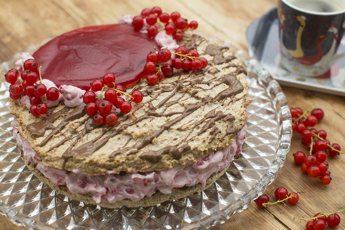 Westerwlder Rezepte: Johannisbeer-Frischkse-Torte mit Mandel-Knusperboden