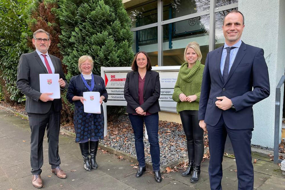 Landesgesundheitsminister Clemens Hoch (rechts) gemeinsam mit der SPD-Landtagsabgeordneten Lana Horstmann bei der bergabe der Frdermittel an die entgegennehmenden Empfnger des Johanniter-Zentrums Neuwied: Rebecca Linn, Dr. Brigitte Pollitt (Chefrztin) sowie Bernd Wenig (Krankenhausdirektor). Foto: privat