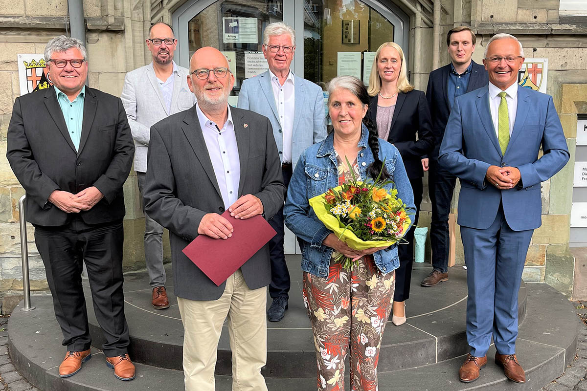 Jrgen Opgenoorth, hier vorn in der Mitte neben seiner Ehefrau Birgit, ist im Ruhestand. Ihn verabschiedeten (von links) Erster Kreis-Beigeordneter Michael Mahlert, Roentgenmuseums-Direktor Bernd Willscheid, Kreis-Beigeordneter Werner Wittlich, Broleiterin Diana Wonka, Philipp Stuntz vom Personalrat und Landrat Achim Hallerbach. Fotos: Kreisverwaltung/privat