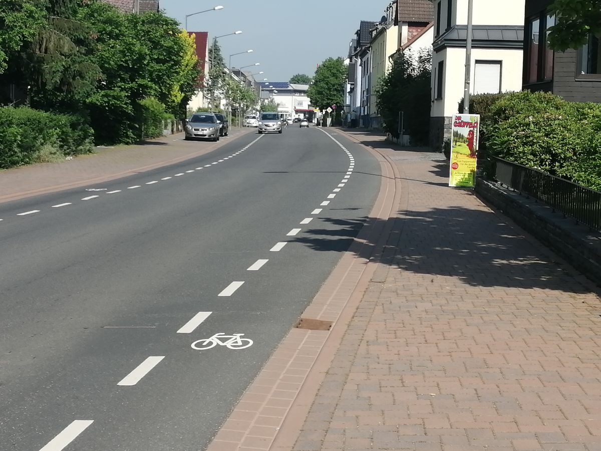 Auf dem sanierten Teilstck der Frankfurter Strae zwischen der Kreuzung am Schlossplatz und dem Bahnbergang sind bereits in beiden Richtungen Bereiche fr Radfahrer markiert. (Foto: vh)