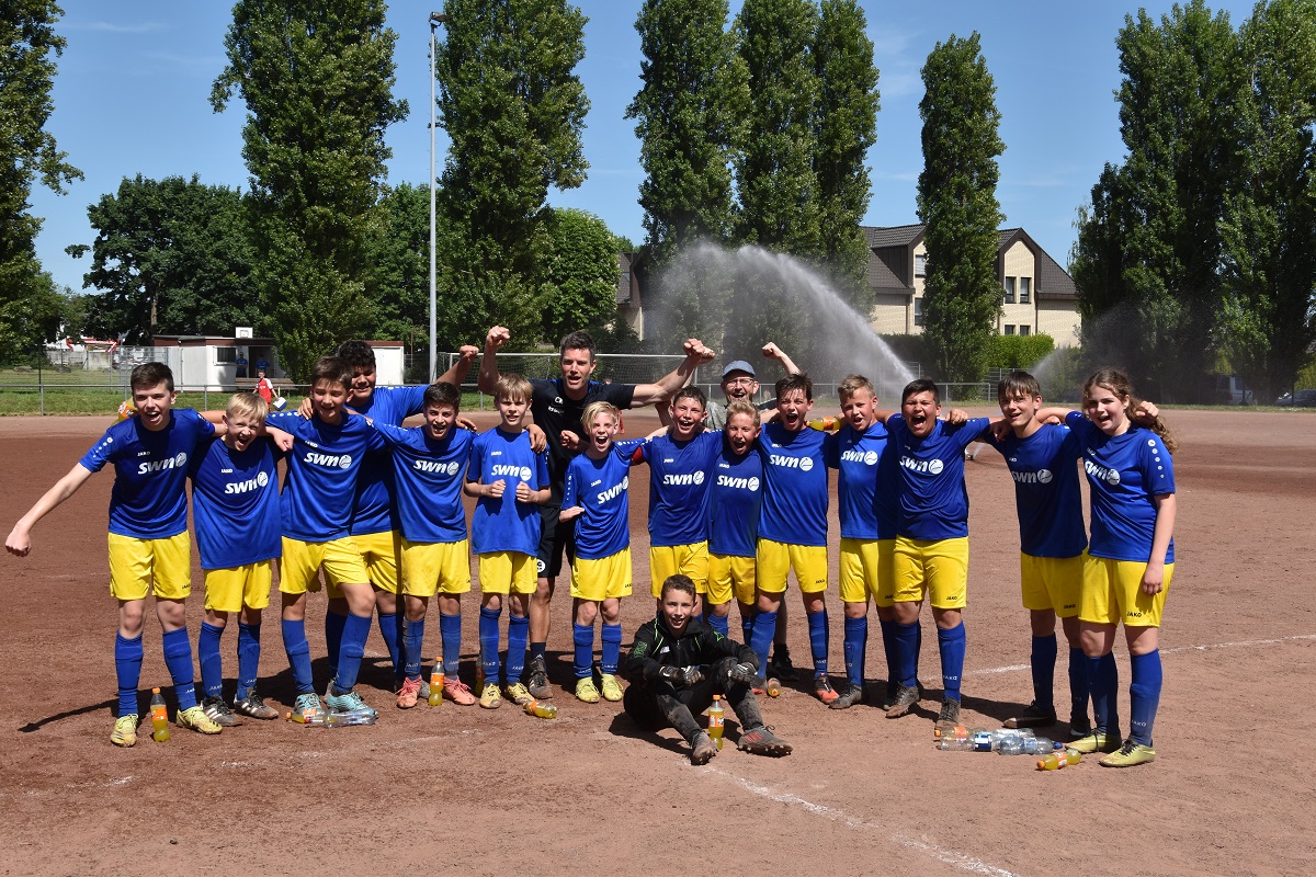 Die U13 feiert die Meisterschaft im Pappelstadion. (Foto: Philipp Pfeiffer)