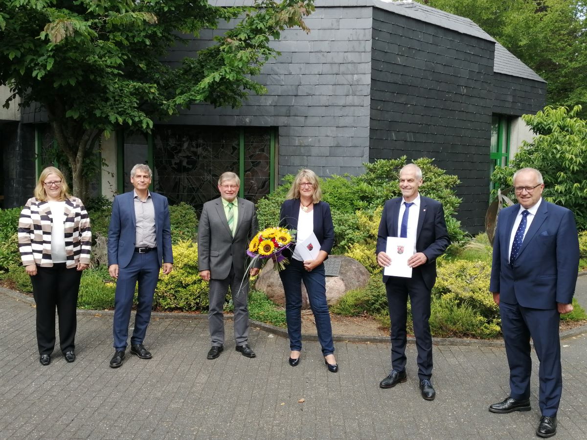 Ehre, wem Ehre gebhrt (von rechts): Landrat Dr. Peter Enders, Fred Jngerich, Astrid Krischun, Rainer Dngen, Dietmar Henrich und Broleiterin Sonja Hackbeil. (Foto: vh)