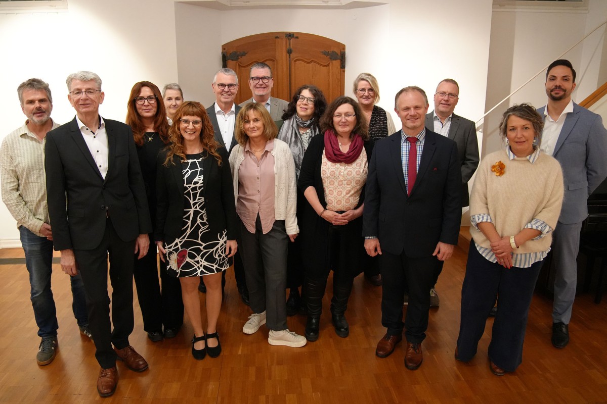 Die Geehrten im Kreis der Laudatoren sowie des Stadtvorstands.
(Foto: Melanie Lange)
