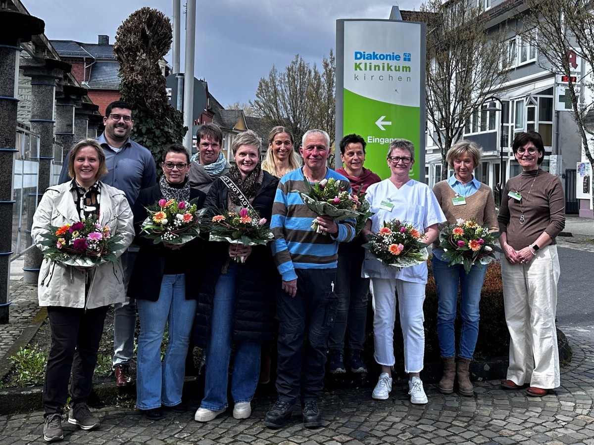 Am Diakonie Klinikum in Kirchen ehrten Verwaltungsdirektor Daniel Grube (hinten links) und Pflegedirektorin Michaela Meinhardt (rechts) die Mitarbeiter-Jubilare. (Foto: 
Stefanie Brendebach/Diakonie in S�dwestfalen gGmbH)