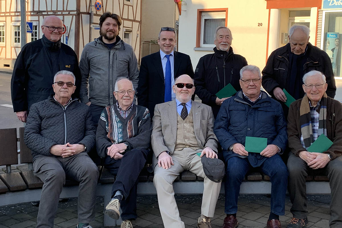 Hintere Reihe von links: Dietmar Ganzer, Chorleiter Andreas Weis, 1. Vorsitzender Jrgen Wilhelm, Edgar Breiden, Franz-Josef Klaus
untere Reihe von links: Erich Kreid, Karl Roos, Willi Birkenbeil, Josef Albert, Josef Jachmich. Foto: privat
 