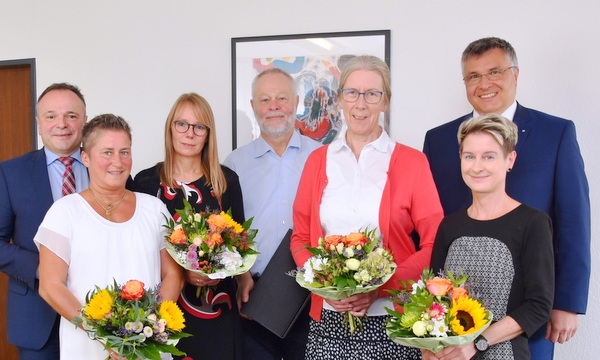 Ein Dank fr lange Mitarbeit: (von links) Vorstand Dieter Stricker, Sandra Hsch, Bettina Schler, Gerhard Holz, Ruth Schneider, Jutta Dippel und Vorstand Hans-Joachim Buchen. (Foto: Volksbank Hamm)