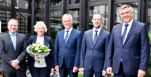 Ehrungen fr langjhrige Mitarbeiter: (von links) Vorstand Dieter Stricker, Regine Roth, Jens Willius und Dirk Schler sowie Vorstand Hans-Joachim Buchen. (Foto: Volksbank Daaden) 