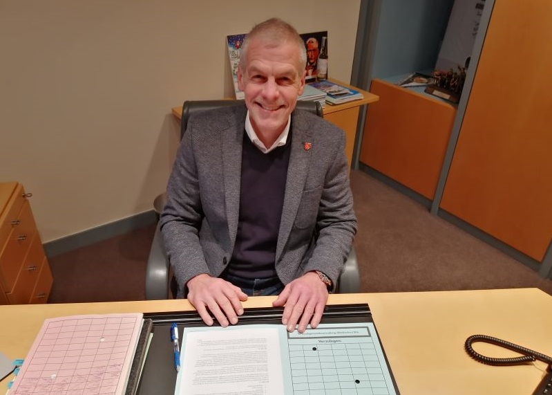 Von wegen mehr Freizeit: Brgermeister Fred Jngerich ist in dieser Zeit vor allem im Verwaltungssitz im Altenkirchener Rathaus beim Innendienst gefordert. (Foto: hak)