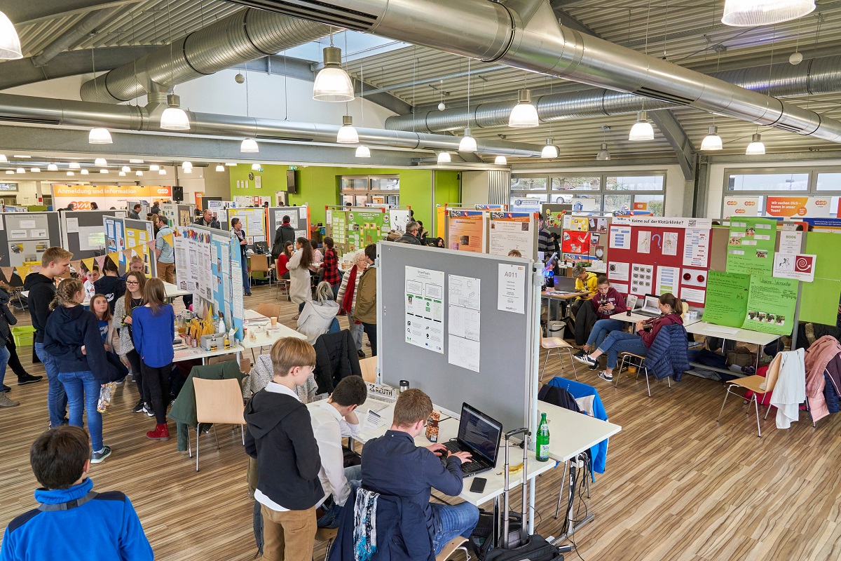 Beim Regionalwettbewerb von "Jugend forscht" stellen Schler ihre Projekte vor. (Foto: Sascha Ditscher/evm)