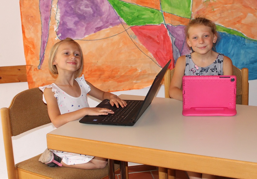 Laura und Marie freuen sich auf die am Montag, 3. August, beginnende Jugendcamp-Online-Woche. (Foto: Ortsgemeinde)