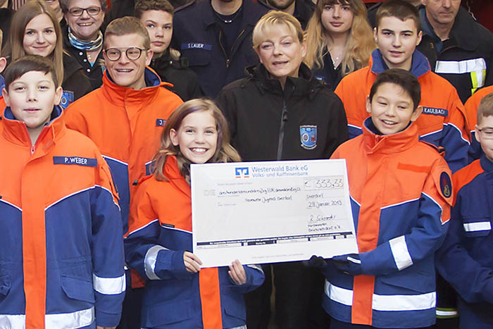 Raffaela Schroeder vom Frderverein Brckrachdorf bergibt den Scheck an die Jugendfeuerwehr. Foto: Feuerwehr VG Dierdorf 