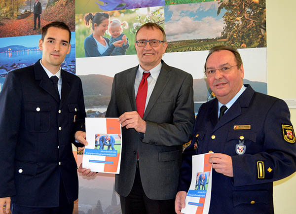 Kreisjugendfeuerwehrwart Matthias Lemgen, Landrat Rainer Kaul und Kreisfeuerwehrinspekteur Werner Bcking bei der bergabe des Jahresberichts des Kreisjugendfeuerwehrverbandes (von links). Foto: Kreisverwaltung