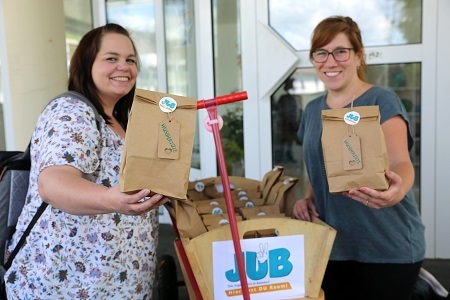 Die Jugendpflegerinnen Jenny Mller und Siebel Schmick (v. links) verteilten selbst gepackte berraschungen an ltere Jugendliche. (Foto: Jugendpflege Betzdorf)