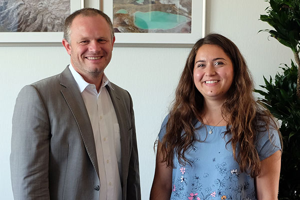 OB Jan Einig freut sich ber die Verstrkung durch die neue Citymanagerin Julia Wiederstein. Foto: Stadt Neuwied