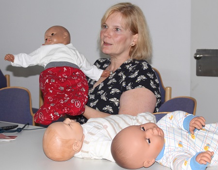 Teil des Teams der Elternschule am Diakonie Klinikum Jung-Stilling in Siegen ist Hebamme Pia Solbach. Beim Groeltern-Update gibtsie Tipps zum Baby 2.0 an werdende Omas und Opas weiter.  (Diakonie Klinikum Jung-Stilling)