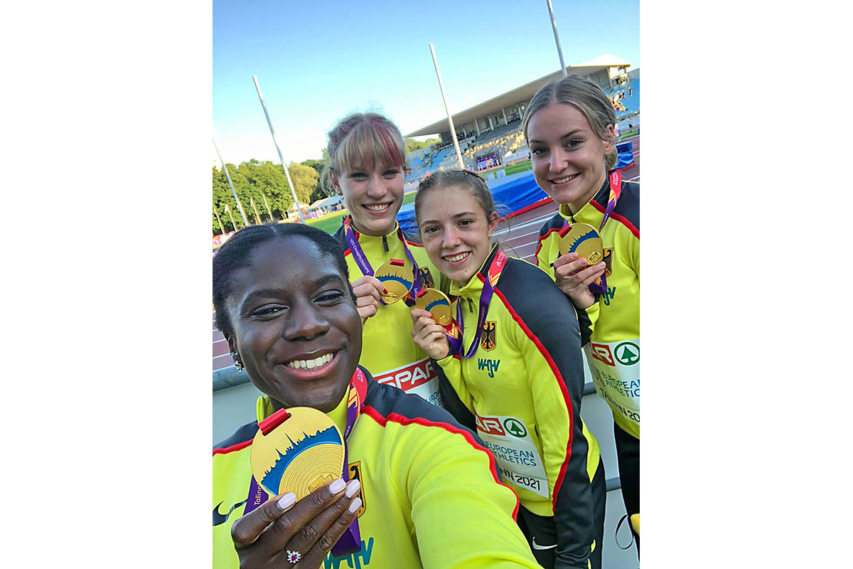 Sophia Junk (rechts) feiert im Kreise ihrer Staffelkolleginnen den Gewinn der Goldmedaille. Foto: Verein