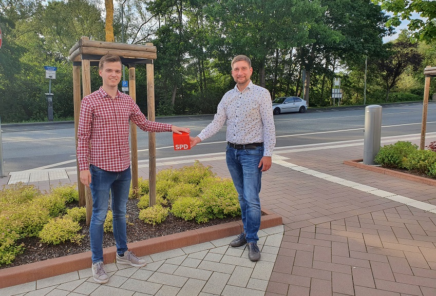 Der Juso-Kreisvorsitzende Philip Schimkat (links) sichert Matthias Gibhardt Untersttzung fr seine Landtagskandidatur zu. (Foto: SPD-Kreisverband Altenkirchen)