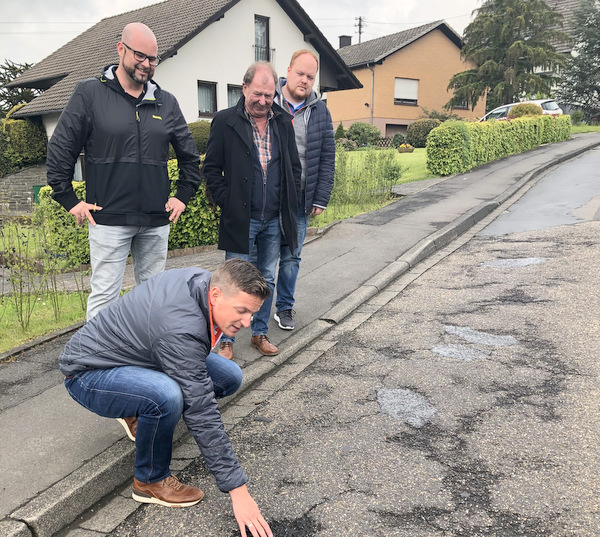 Bei einem Ortstermin an der Kreisstrae K 100 in Brachbach machten sich SPD-Politiker fr mehr Kreis-Engagement in Sachen Straenbau stark: (von links) Steffen Kappes, Marco Hering, Reinhard Zller und Andreas Hundhausen. (Foto: SPD) 