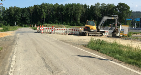 Die K 13 zwischen Hachenburg und Hattert wird teilweise saniert. Im Rahmen der Erschlieung des Gewerbegebietes B 413 mussten hier Bauarbeiten und Durchbrche erfolgen. Auf Vorschlag von Landrat Achim Schwickert hat der Kreisausschuss den Einfahrtsbereich in das Gewerbegebiet nun in das Kreisstraenprogramm 2018 aufgenommen. (Foto: Stadt Hachenburg)