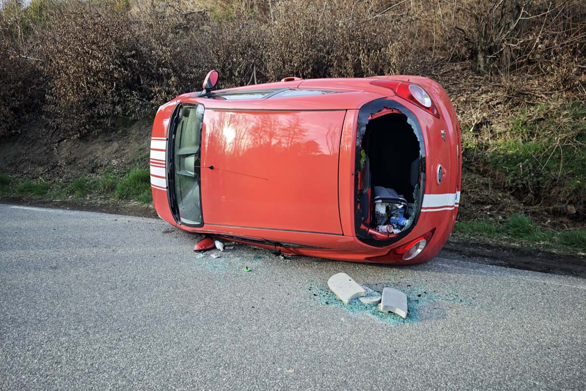 Der Pkw kam auf der Seite liegend zum Stillstand (Bilder: kk�)