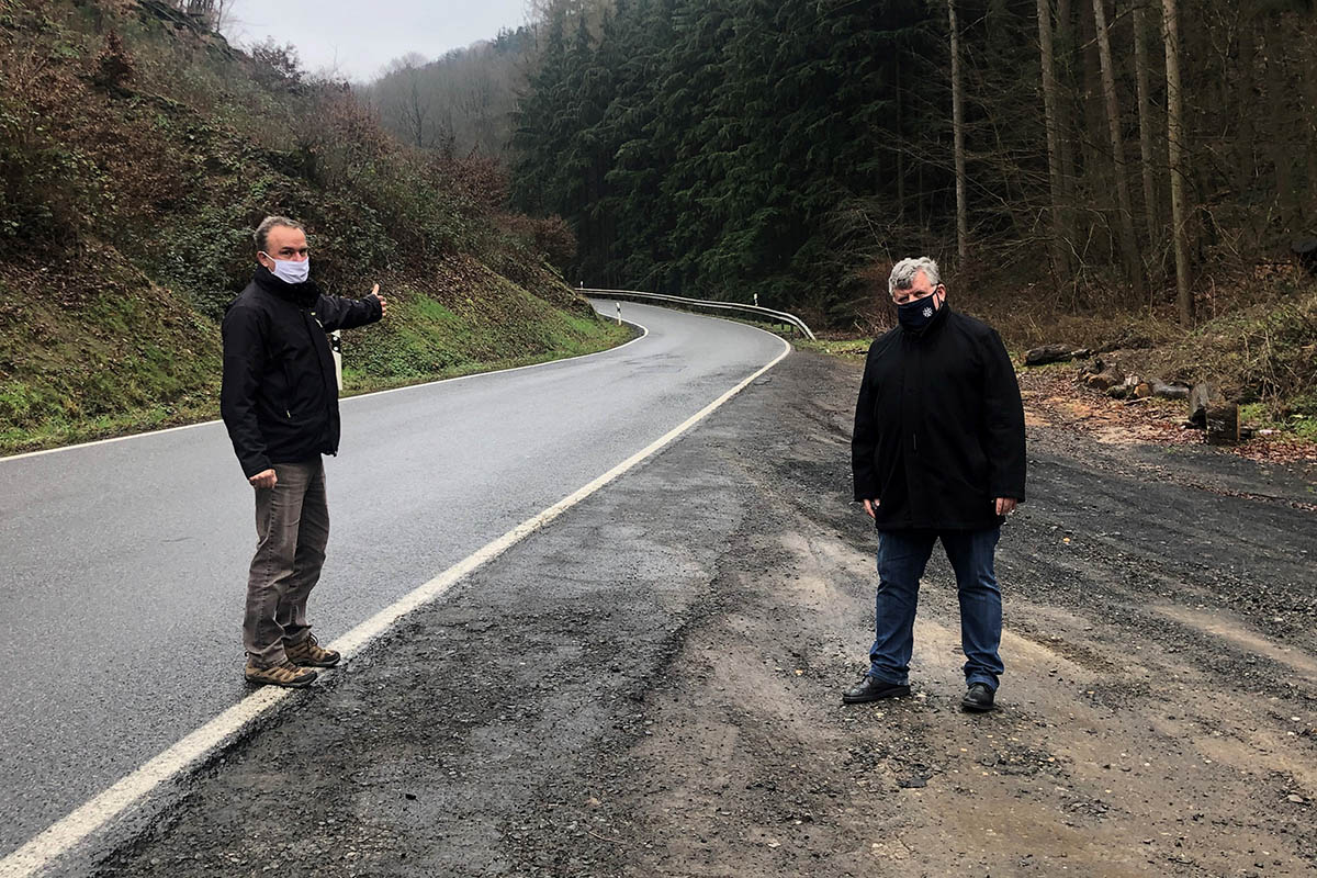 Bei einem Ortstermin stimmt der 1. Kreisbeigeordnete Michael Mahlert (rechts) mit Michael Quirin, Straenmeisterei Neuwied, den Manahmenumfang auf der K 90 (freie Strecke Waldbreitbach-Wscheid) ab. Foto: Kreisverwaltung