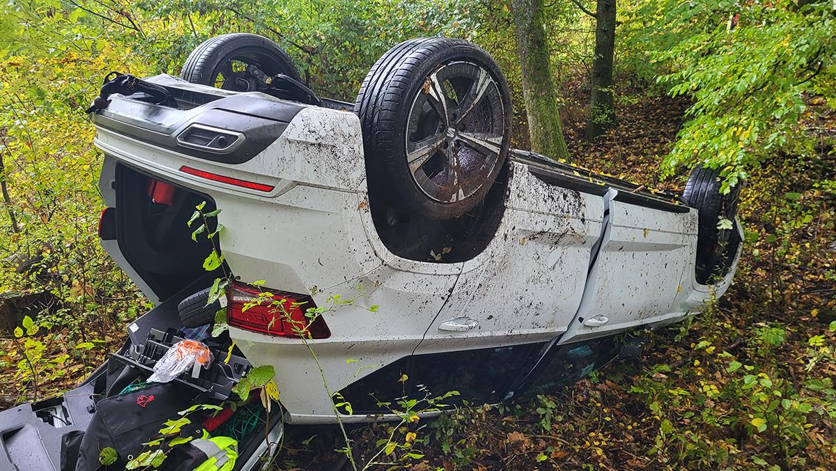 Weltersburg: Auto mit Anhnger berschlgt sich auf der K95