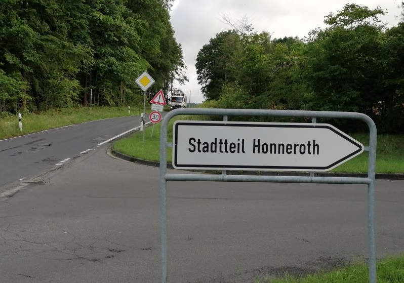 Fast an der Einmndung der Bchnerstrae in die K 40 (Altenkirchen-Honneroth) wird der Ausbau der maroden Kreisstrae in Richtung Bachenberg starten. (Foto: hak)