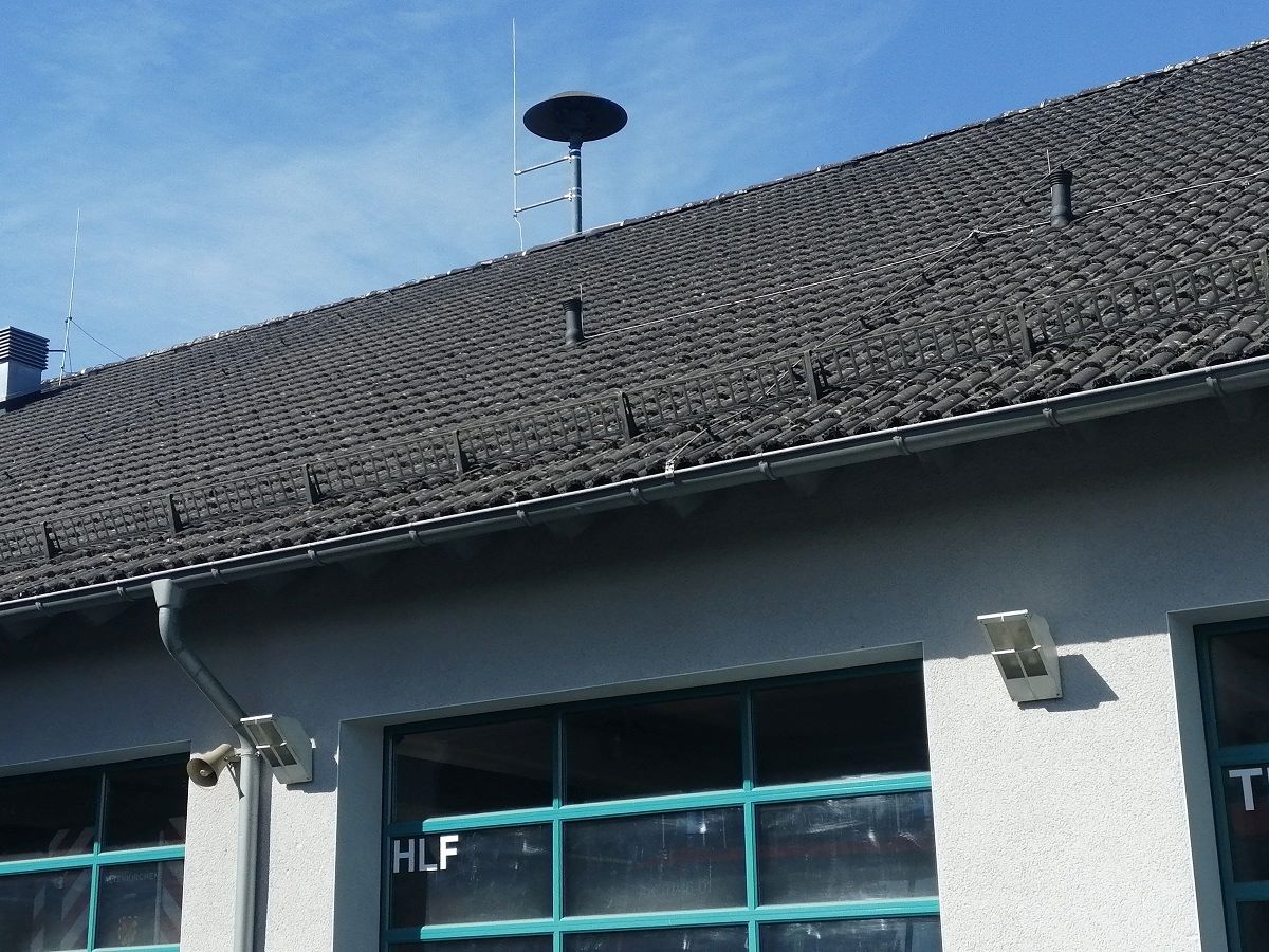 Auf dem Dach des Altenkirchener Feuerwehrgertehauses in der Kumpstrae tut diese alte Sirene seit vielen Jahren ihren Dienst. (Foto: vh)