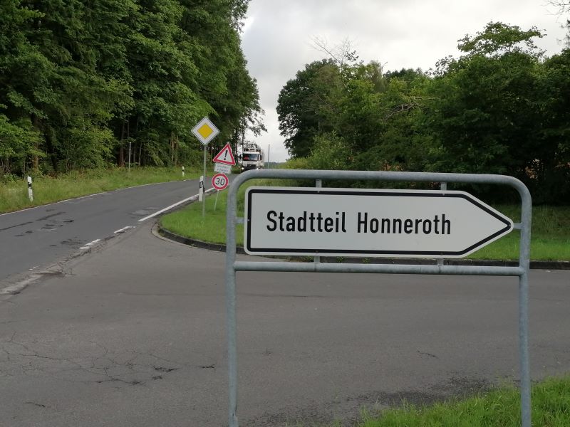 Fast an der Einmndung der Bchnerstrae in die K 40 (Altenkirchen-Honneroth) wird der Ausbau der maroden Kreisstrae in Richtung Bachenberg starten. (Foto: hak)