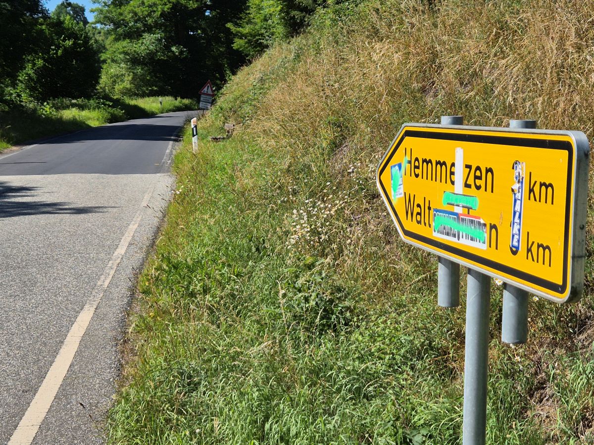 Narrenhnde beschmieren alles Erdenkliche: Die K 15 zwischen Neitersen-Obernau  und dem Abzweig nach Walterschen wird alsbald saniert. (Foto: vh)