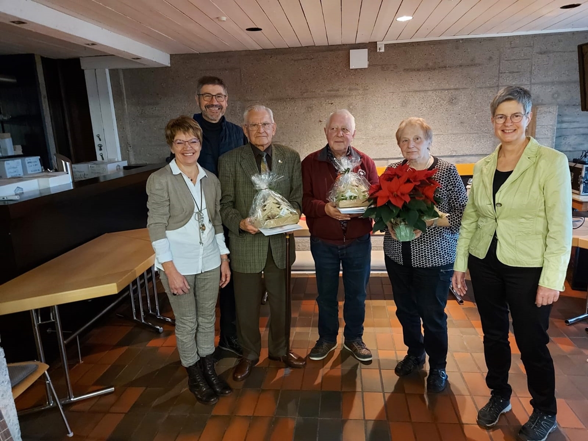 Langjhrige Mitglieder wurden whrend der Barbarafeier der KAB Birken-Honigsessen geehrt. Von links: Veronika Herzog, Diakon Thomas Eiden, Rudolf Steib, Alois und Hannelore Reuber und Christine Hombach 
(Foto: KAB)