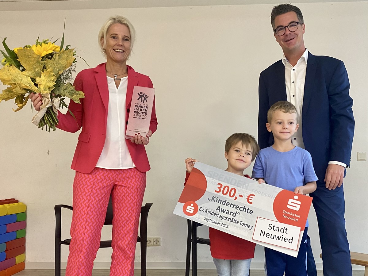 Brgermeister Peter Jung mit den engagierten Preistrgern der evangelischen Kita Torney. (Foto: Sonja Jensen)