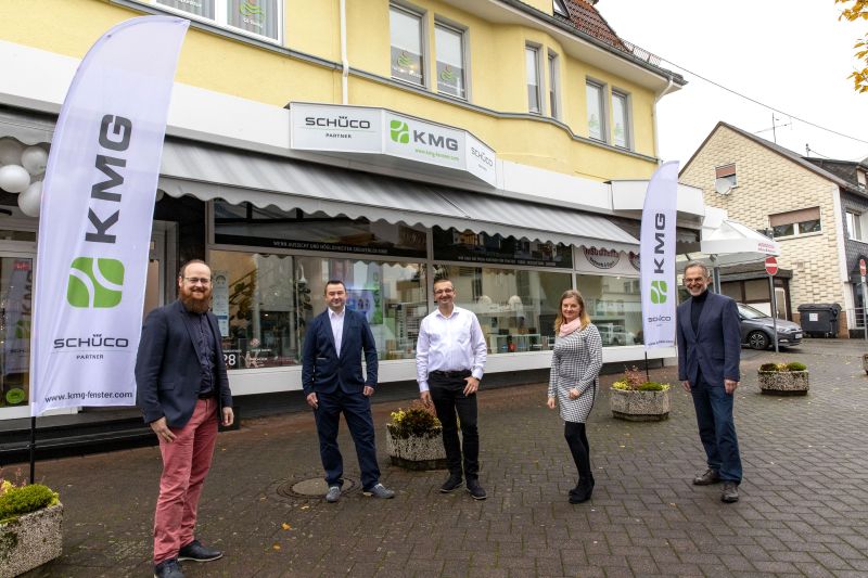 (V. l. n. r.): Bjrn Scheyer (1. Beigeordneter der Stadt), Andreas Noparlik, Sebastian und Justyna Jochemczyk (KMG) sowie Andreas Heidrich (Brgermeister der Verbandsgemeinde). Foto: Fotostudio Rder-Moldenhauer