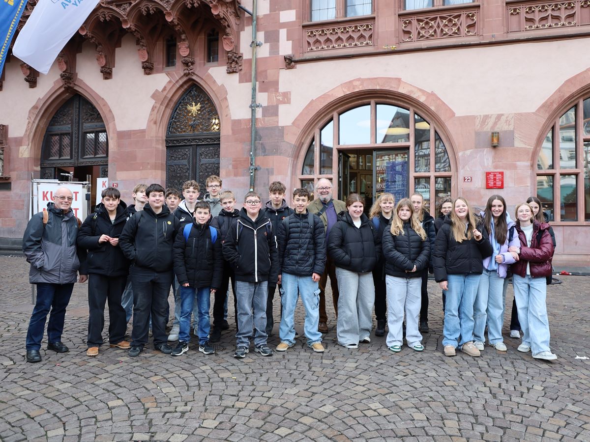 Die zwanzig Jugendlichen und ihre Betreuer schlenderten in der Mittagspause �ber den Weihnachtsmarlt am R�mer. (Foto: Sabine Hammann-Gonschorek)